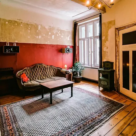 Vintage And Artistic Altbau Apartment